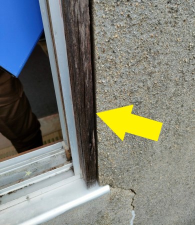 木製窓枠に隙間ができている　雨漏り